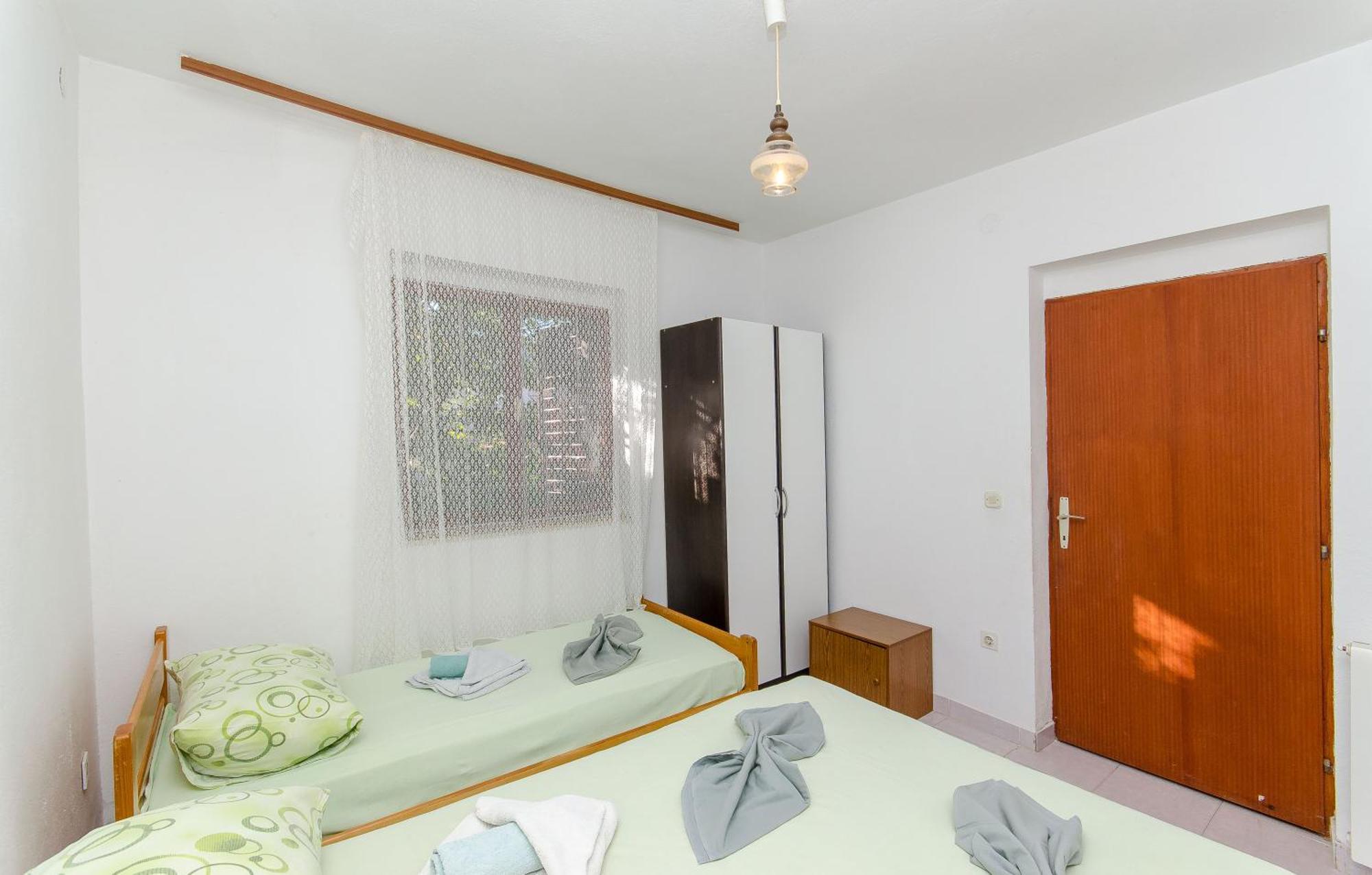 Apartments Lorena Stomorska Bagian luar foto