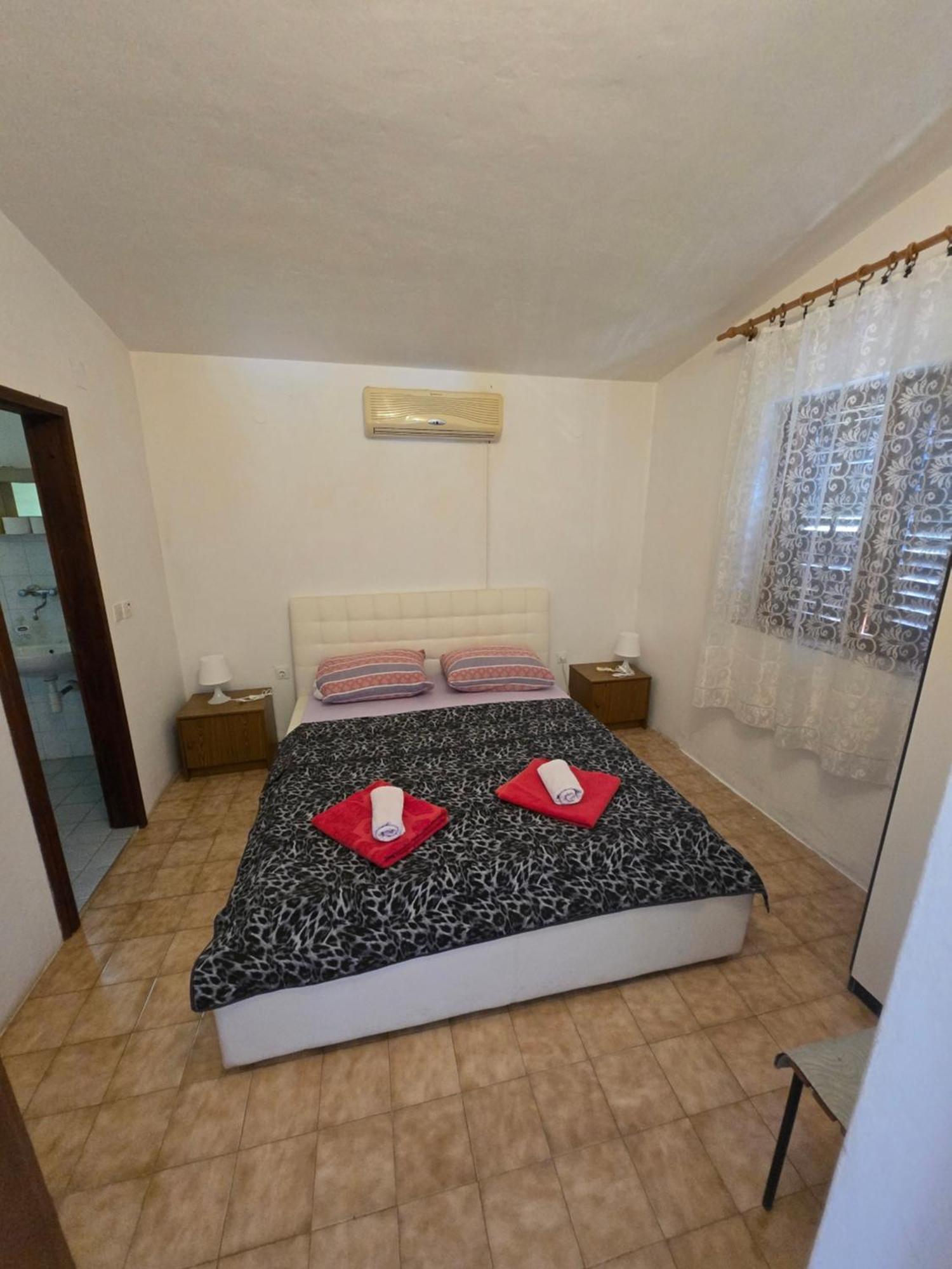 Apartments Lorena Stomorska Bagian luar foto