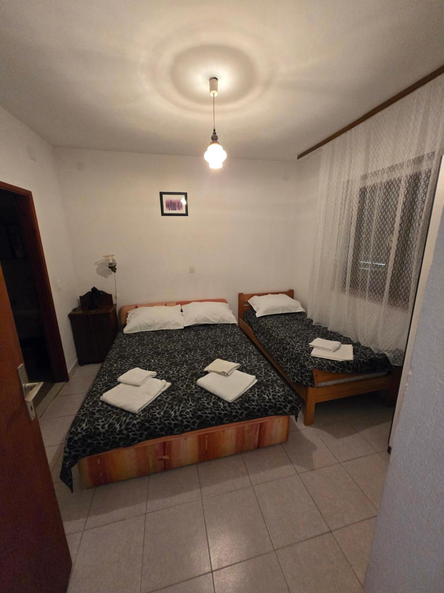 Apartments Lorena Stomorska Bagian luar foto