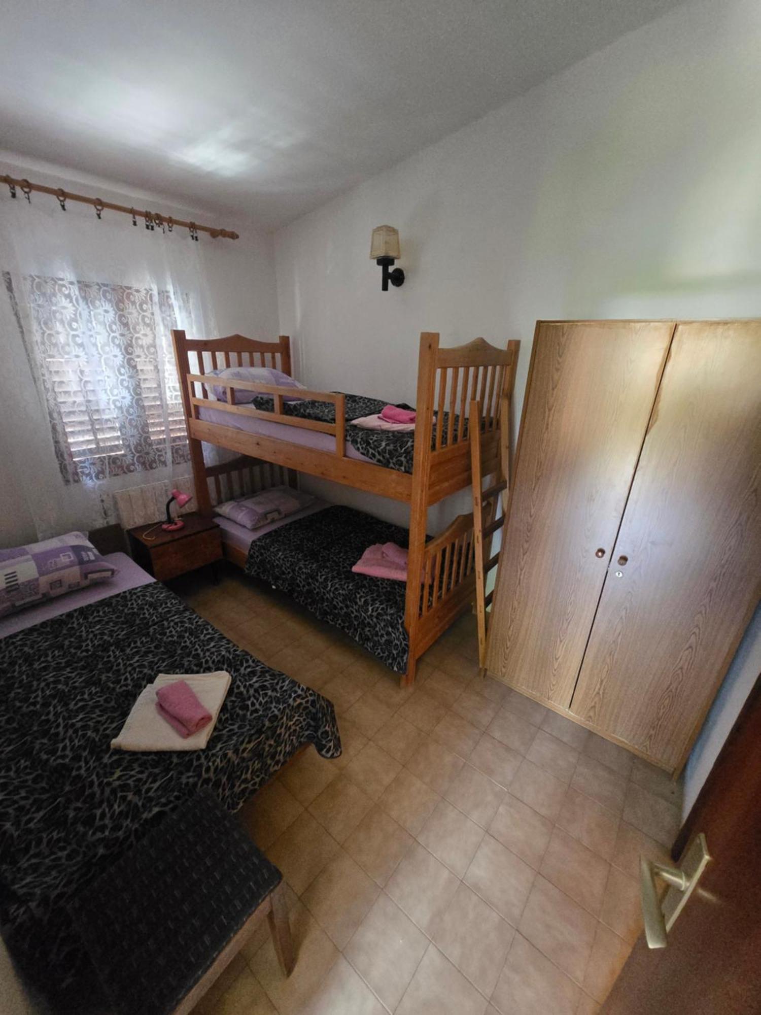 Apartments Lorena Stomorska Bagian luar foto